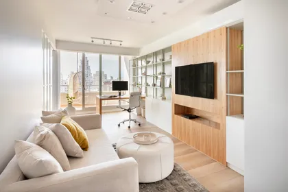 Living moderno escandinavo con mucha luz natural y pared de madera — proyecto Mirabilia, por Estudio Basa, en Buenos Aires
