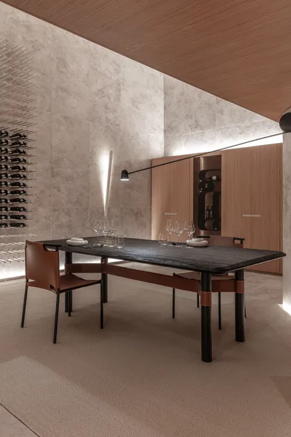 Comedor moderno con mesa de piedra, sillas de cuero y cava integrada — proyecto Casa Foa 2025 | Degustando experiencias | Tasting experiences | Lucia Quinteros, por Ren Studio, en 
