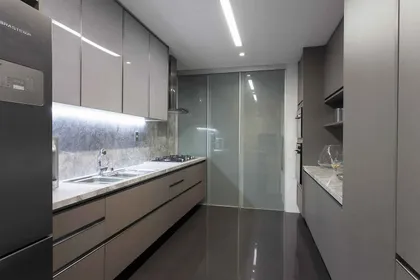 Cocina minimalista gris con mesada de mármol y ventanal — proyecto Cozinhas, por Xico Diniz