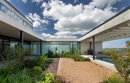 Terraza moderna con vistas panorámicas, plantas y cielo despejado — proyecto CASA CONSERVATORIO, por GMARQ, en Belén de Escobar