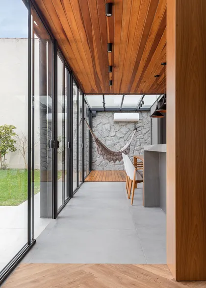 Living exterior moderno con techo de madera, piedra y hamaca — proyecto Casa LR - Cabana Arquitetura, por Tita Leke Fotografia
