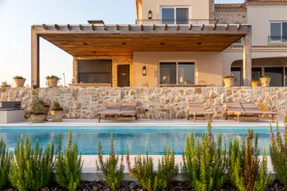 Casa mediterránea moderna con piscina y pérgola de madera — proyecto Casa MF, por Estudio Junor, en Belén de Escobar