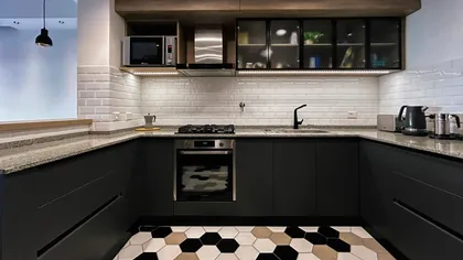 Cocina moderna con gabinetes negros y azulejos blancos — proyecto Vivienda Mari y Lean, por Jeitinho Estudió Creativo, en La Plata