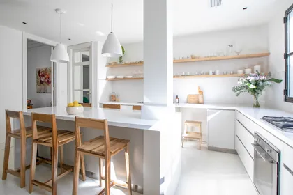 Cocina moderna escandinava con isla y barra — proyecto Av. Santa Fe, por Parq Estudio, en Buenos Aires