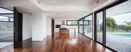 Espacio moderno abierto con cocina y vistas a la piscina — proyecto Alisos, por Remy Arquitectos, en Nordelta