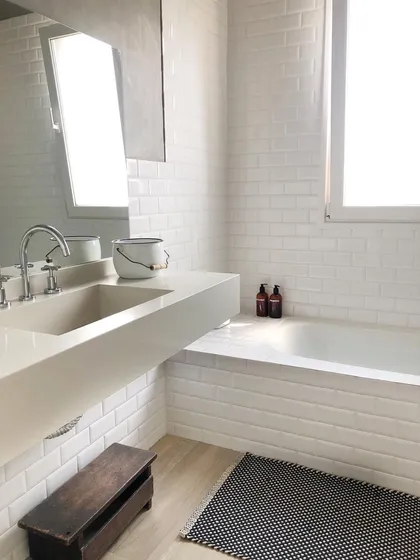 Baño moderno con bacha integrada y bañera exenta — proyecto CASTAÑOS, NORDELTA , por Greschek Obras , en Nordelta