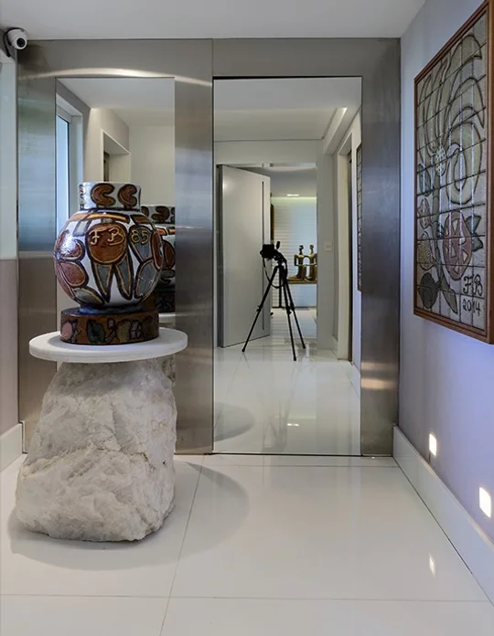 Pasillo minimalista con escultura de cerámica en pedestal mármol — proyecto Apartamento 250m em Casa Forte, por André Caricio