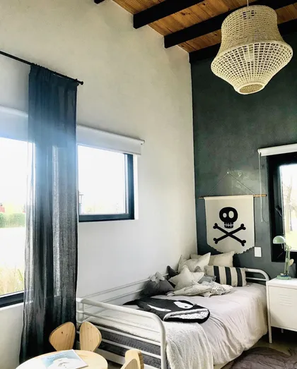 Dormitorio infantil rústico con detalles boho, lámpara de ratán y bandera pirata — proyecto Cuarto para Iggy, por Treno Deco Kids, en Pilar