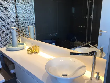 baño moderno con doble bacha de cerámica blanca y grifería cromada — proyecto Obra Juncal, por @estudioVivianaStaro, en Recoleta