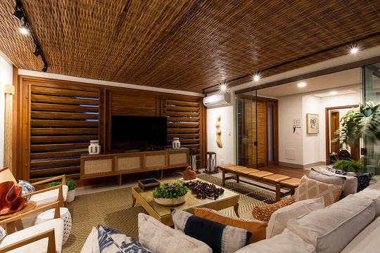 living con techo madera, muebles claros, TV integrada y ventanal — proyecto Residência FF, por Milcent Arquitetura