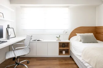 Dormitorio moderno con área de oficina integrada y almacenaje — proyecto Lacroze, por Estudio Basa, en CABA