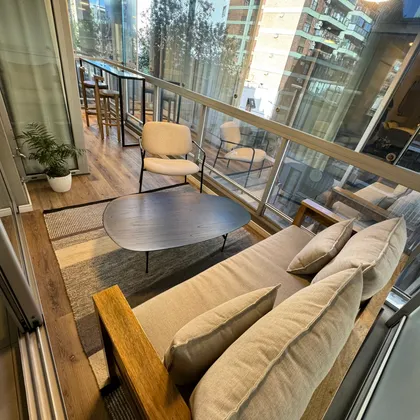 Balcón moderno con vista urbana, muebles de exterior y detalles en madera — proyecto Salguero I, por MDBK Arquitectura, en Palermo