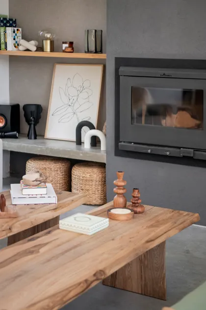 Sala de estar moderna con mesas de madera y chimenea — proyecto Casa San Matías, por BK Arquitectos, en Belén de Escobar