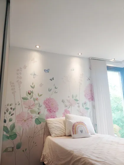 Habitación con mural floral, cama y almohada de arcoíris — proyecto Habitacion infantil de nena, por Picma Empapelados, Murales, Esmerilados, Prints ,Papeles, en Canning