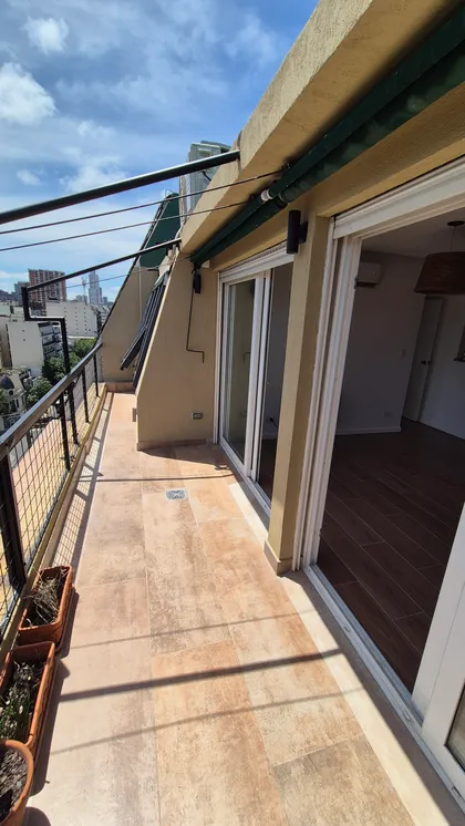 Terraza moderna con vista urbana y balcón con plantas — proyecto Balcón - Remodelación Soho, por RenovArqui, en Palermo