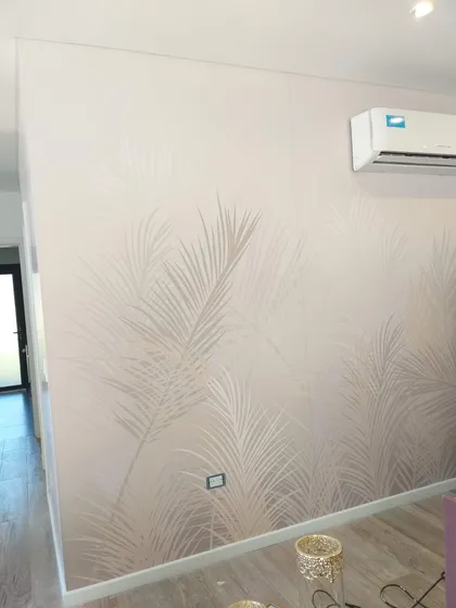 Living con papel tapiz de hojas de palma y piso de madera — proyecto Foliage, por Picma Empapelados, Murales, Esmerilados, Prints ,Papeles, en Canning