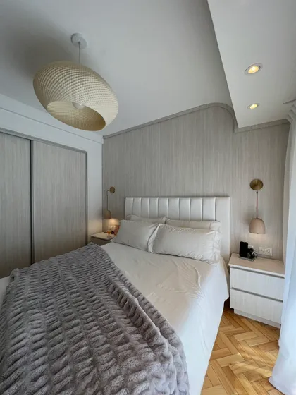 Dormitorio moderno con cama queen, panelado de madera y lámpara tejida — proyecto Cramer I, por MDBK Arquitectura, en Belgrano