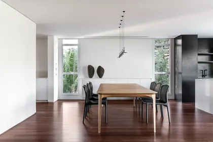 Comedor moderno con ventanales y luz natural abundante — proyecto Apto FW, por Boscardin Corsi Arquitetura