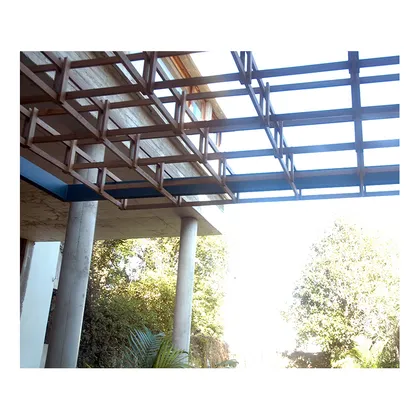Techo de celosía metálica moderna sobre estructura de hormigón y madera — proyecto Casa Washington, por Michelo Guzzo, en Buenos Aires