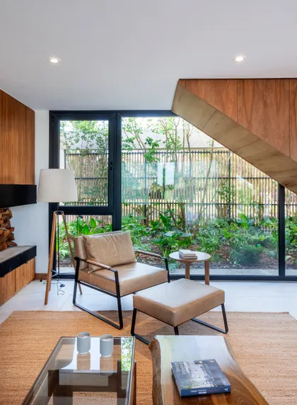 Living moderno con escaleras de madera y jardín interior — proyecto Casa Tom, por LSA. , en Belén de Escobar