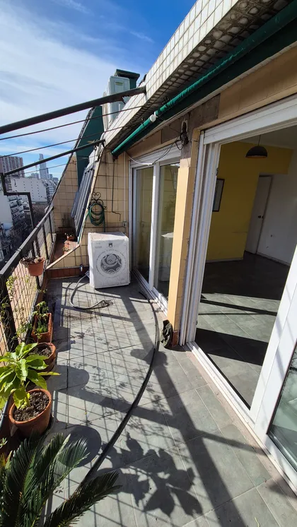 Terraza balcón moderno con lavarropas y plantas — proyecto Balcón - Remodelación Soho, por RenovArqui, en Palermo