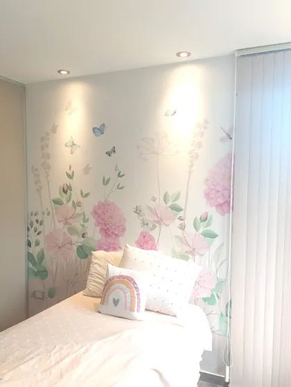 Habitación infantil con papel mural floral y cama rosa — proyecto Habitacion infantil de nena, por Picma Empapelados, Murales, Esmerilados, Prints ,Papeles, en Canning