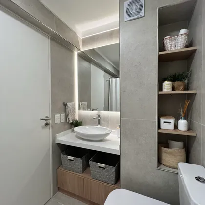 Baño moderno con detalles en madera y microcemento gris — proyecto Araoz, por MDBK Arquitectura, en Palermo
