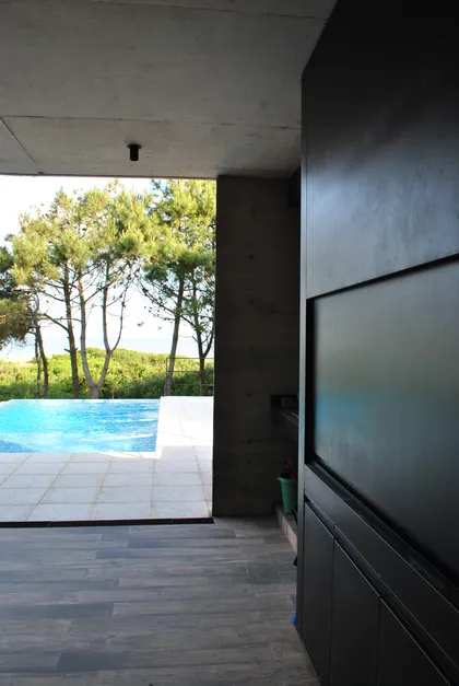 Piscina moderna con deck de madera y hormigón visto — proyecto Casa FSC, por TAVA Coop, en Pinamar