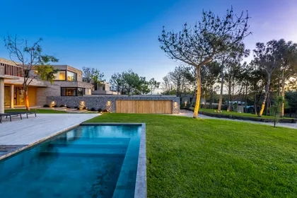 Modern casa con piscina geométrica y jardín iluminado — proyecto CASA sobre el MAR, por Guerrero Arquitectos, en Pinamar
