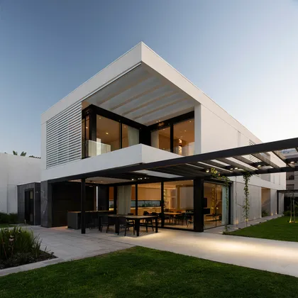 Fachada moderna con mucha luz y detalles en madera — proyecto CASA SD28, por GMARQ, en Buenos Aires