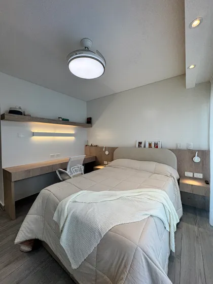 Dormitorio moderno con escritorio flotante y ventilador de techo — proyecto Cerviño, por MDBK Arquitectura, en Palermo
