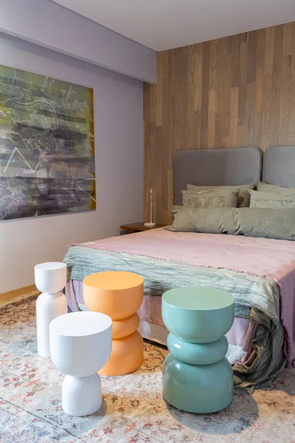 Dormitorio moderno con acentos boho, arte abstracto y asientos esculturales — proyecto Pia Magri, por Gaby Alfonso, en B1648 Tigre