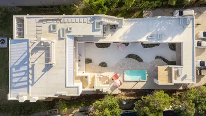 Casa moderna con patio central y piscina rodeada de vegetación — proyecto El Refugio, por Grupo Pauta Arquitectura, en Pinamar