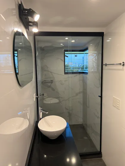 Baño moderno con vanitory de piedra negra y bacha redonda — proyecto CASITA NUÑEZ, por Estudio Grupo 32, en Núñez
