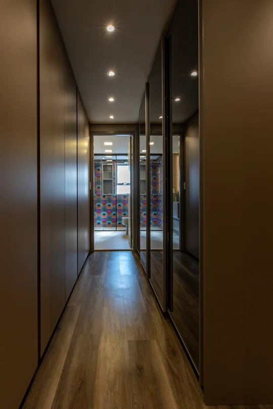 Pasillo minimalista con espejos laterales y luces empotradas — proyecto Duo Morumbi, por Pricila Dalzochio