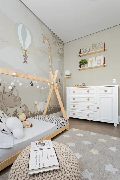 Habitación infantil con mural de animales, cama tipi y cómoda blanca — proyecto Projeto Destaque Club&Casa, por Meet Arquitetura