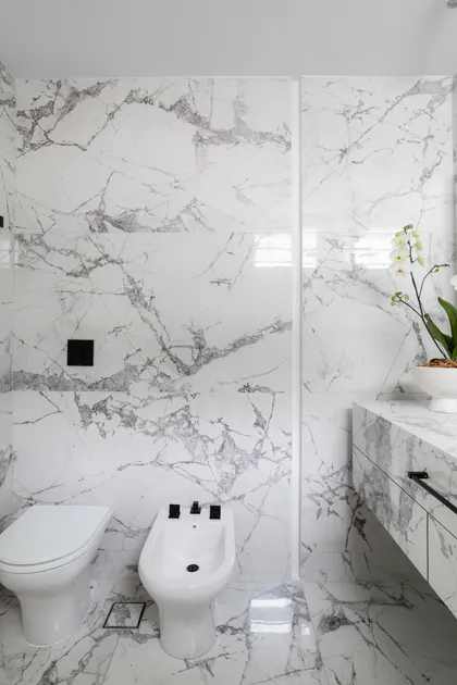 Baño moderno de mármol blanco con bidet e inodoro — proyecto Alvear | Redefining luxury, por Ren Studio, en Recoleta