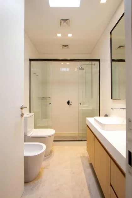 Baño moderno minimalista con ducha de cristal y tragaluz — proyecto CASA BPO, por radovic_arquitecto, en San Isidro