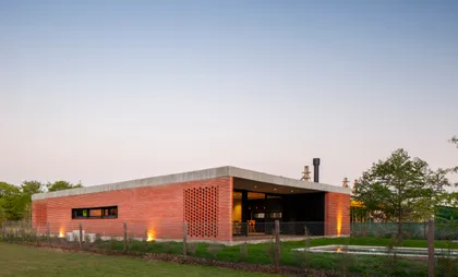 casa moderna de ladrillo a la vista en entorno rural — proyecto Casa FLOIG, por V2 Arquitectos, en Villa Elisa