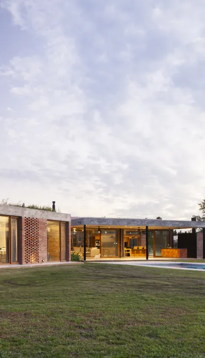 Casa moderna con fachada de ladrillo visto, hormigón y piscina — proyecto Casa Volt, por Estudio PK, en Capilla del Señor