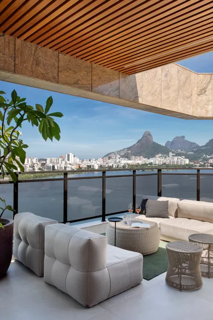 Terraza moderna con vista a la ciudad, muebles modulares y techo de madera — proyecto COBERTURA MV_ LAGOA, por Studio Eloy e Freitas Arquitetura
