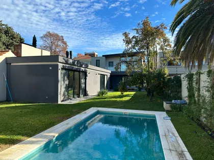 Casa moderna con piscina y jardín frondoso — proyecto Casa Belen, por Arq. Damian Fainzilber, en San Isidro