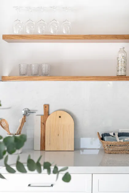 Cocina escandinava con estanterías flotantes de madera y encimera de piedra — proyecto Cocina D, por Casa Cunia