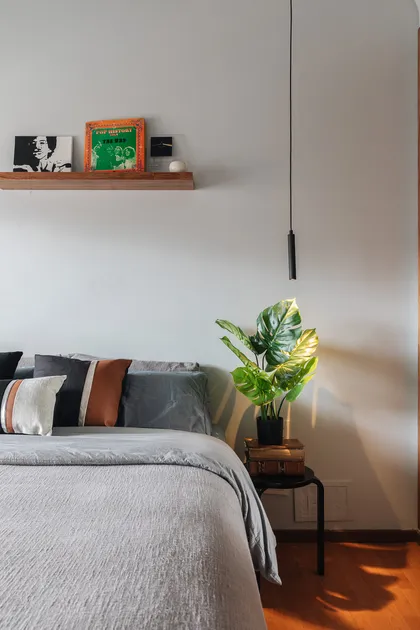 Dormitorio moderno con cama gris, planta y lámpara colgante — proyecto Olazabal 1150, por KUPERDESIGN CONSTRUCCIONES SRL, en Belgrano
