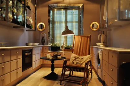 Cocina cálida con gabinetes de madera y ventanal amplio — proyecto Casa FOA La Abadia, por Marconi Silva Arquitectos, en Abadia San Benito de Palermo