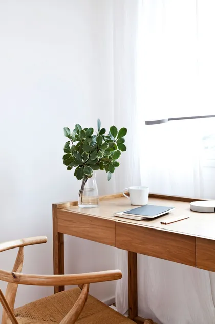 Oficina escandinava minimalista con escritorio de madera y silla wishbone — proyecto Proyecto Alfaro, por URBANO estudio, en Martínez