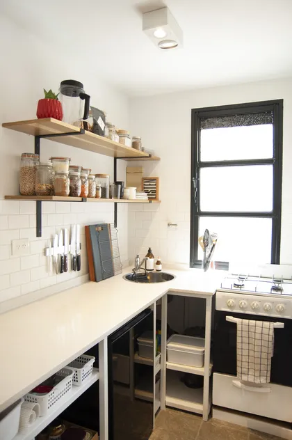 Cocina moderna industrial con estantes abiertos y azulejos blancos — proyecto UGARTECHE, por Estudio ToyosQuesada, en CABA