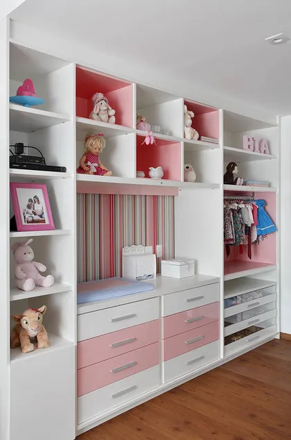Placard infantil moderno blanco y rosa con cama integrada y juguetes — proyecto Casa Barra ED, por Amanda Miranda