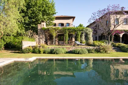Villa toscana con pileta reflectante y jardín mediterráneo frondoso — proyecto Casa Toscana , por Estudio Du 