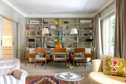 Living moderno con biblioteca empotrada y escritorio de madera — proyecto ARQ. TOMAS MAGRANE, por uchimayfotos, en CABA